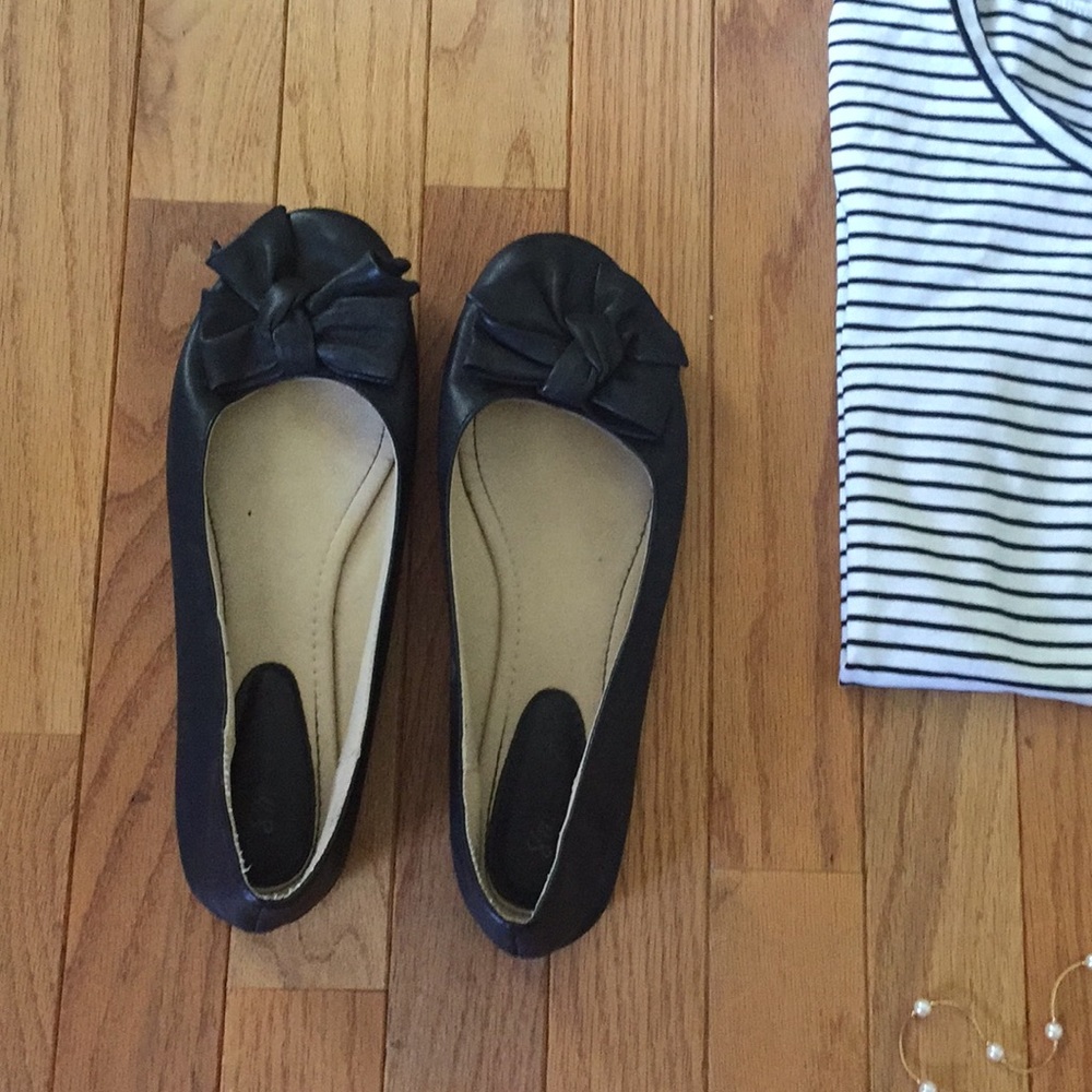 Black bow flat